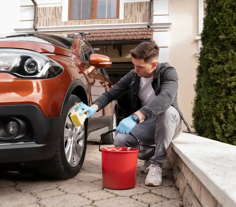 Lavage auto à domicile Leynes : professionnel intervenant sur un véhicule